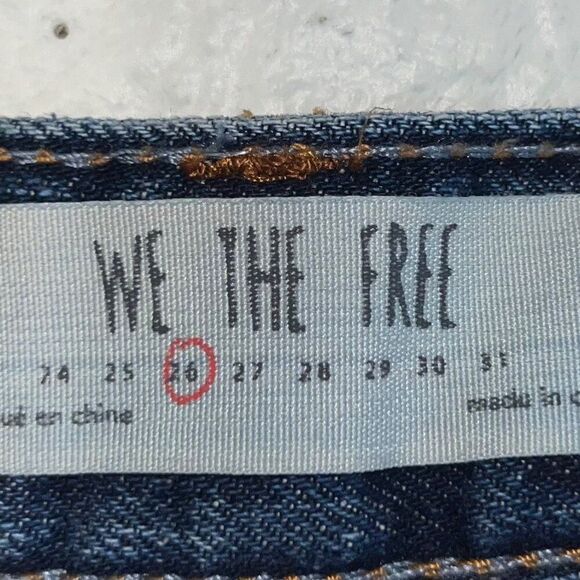 Women's We the Free Blue Fields of Sun Butterfly Printed Cutoff Denim Shorts 26 - Picture 4 of 13